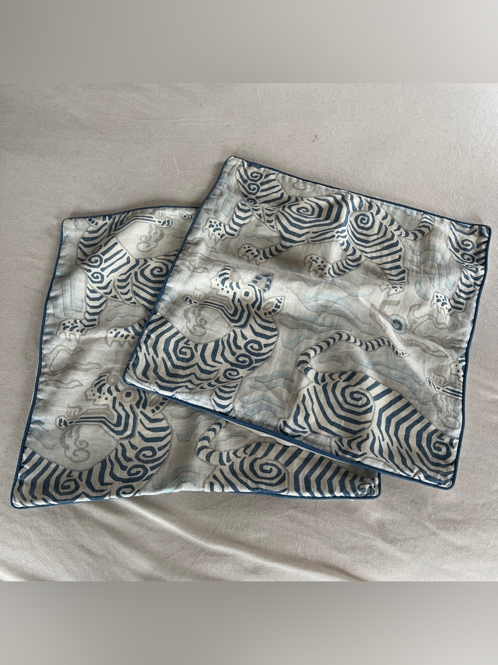 Ryan Studio 100% Linen Cream & Blue Tiger Square Pillow Shams 2X